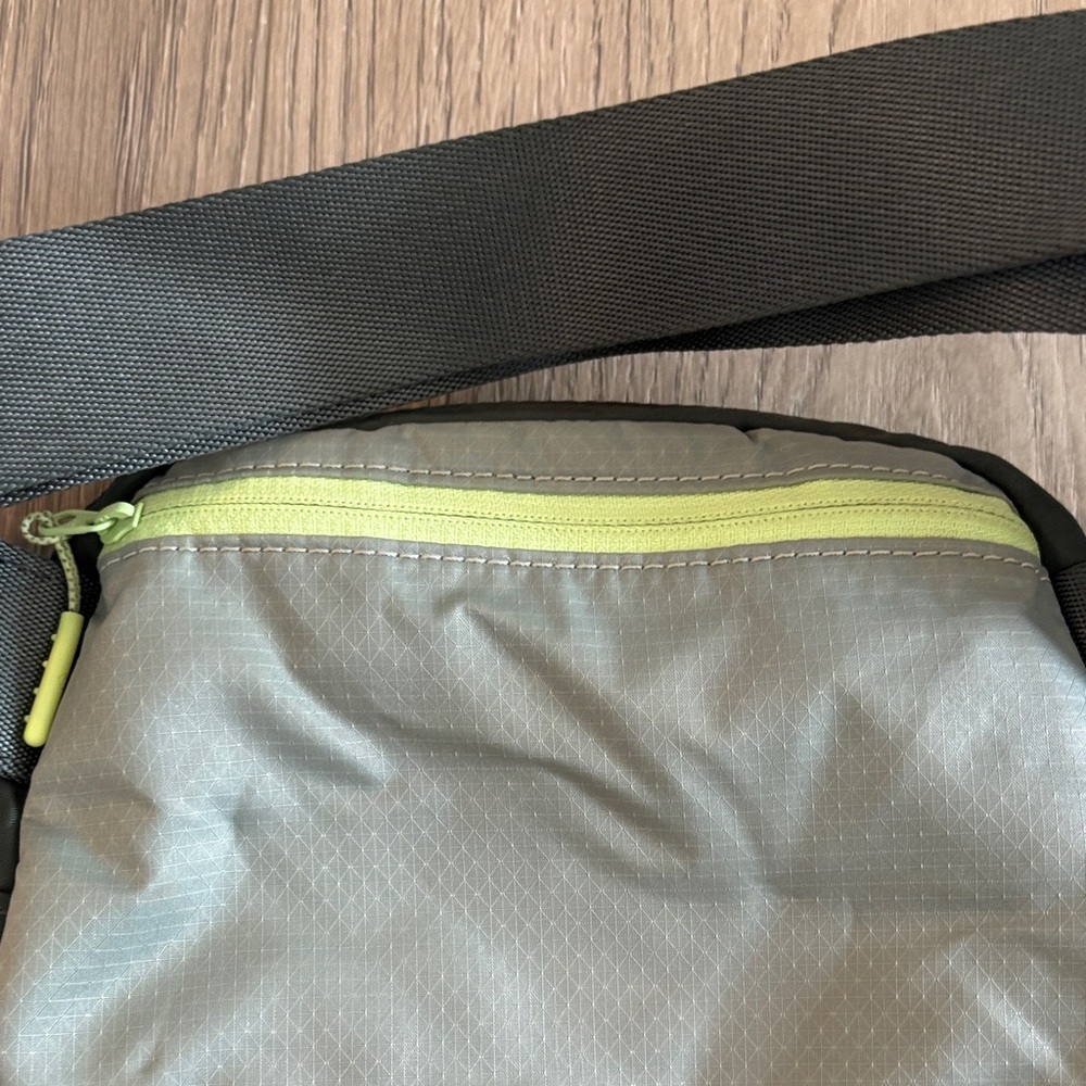 Lululemon everywhere 1L  crossbody bag - Picture 6 of 9